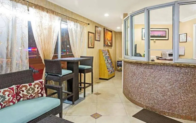 Sun And Surf Inn