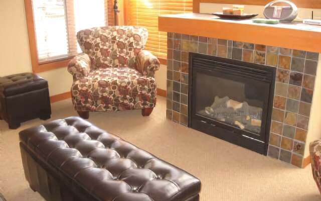 Sun Peaks Accommodation by Bear Country