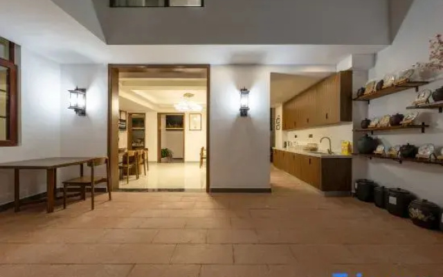 Three Sisters Wenquan Homestay