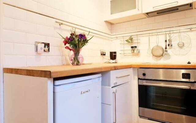 Sunny, Bohemian-style Flat For 4 in Queens Park