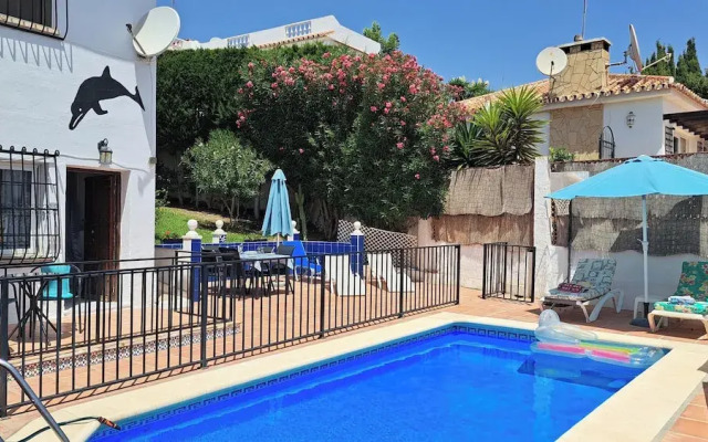 2 Bed Villa - Sleeps 5 - Private Pool & Garden
