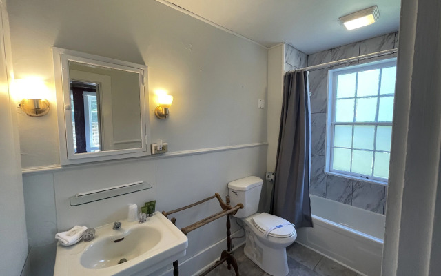 Stone Hearth Inn & Tavern