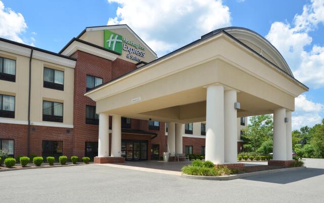 Holiday Inn Express and Suites Fairmont, an IHG Hotel