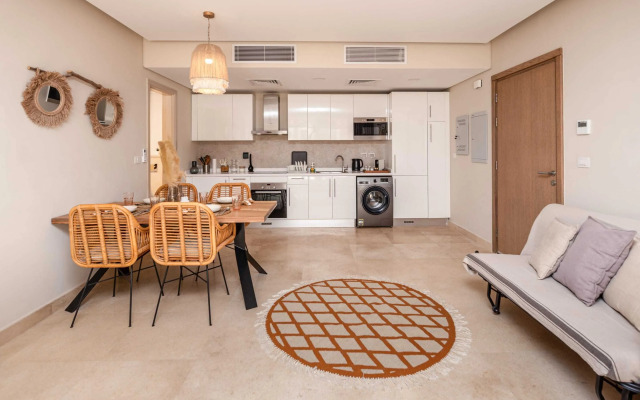 Xuru Stays I Exotic 1bdr w/ Outdoor Terrace Pool & Beach Access