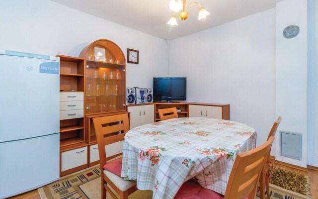 Stunning Home in Knezica With Wifi and 2 Bedrooms