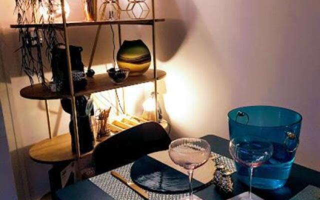 Cocoa Lily - River fronted studio with secure parking