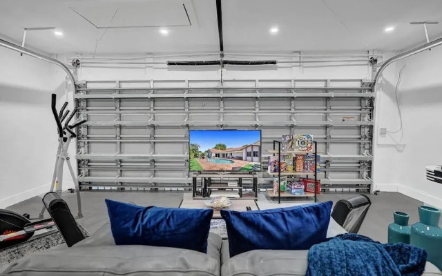 6BR Oasis with Heated Pool & Gameroom