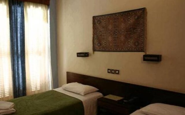 Hotel Letrina