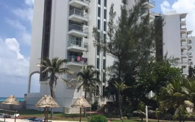 Studio 101 in the Heart of the Hotel Zone