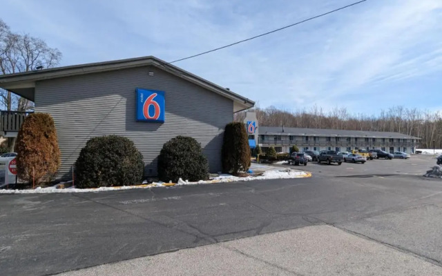 Motel 6 Leominster, MA