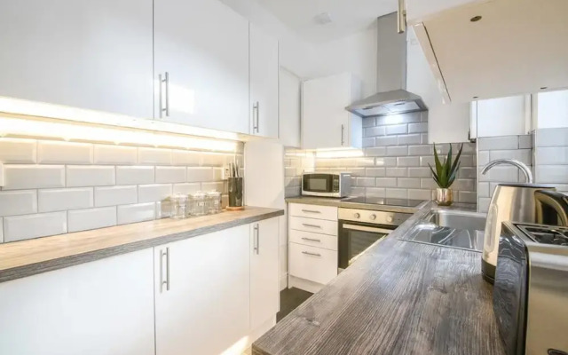 Elegant 2 Bed House at Saxon - Leicester
