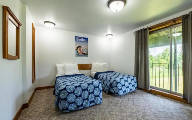 Spacious 8 bdrm Blue Mountain Cottage, Perfect for Large Groups, Private Beach, BBQ, Hot Tub, Sauna - фото 2