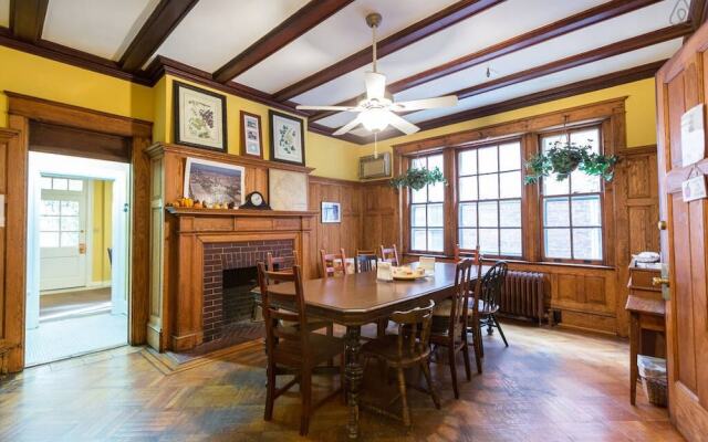 Adam's Inn