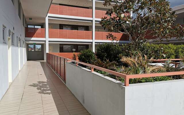 Near Airport & Train Station Stylish Two-Story Apartment