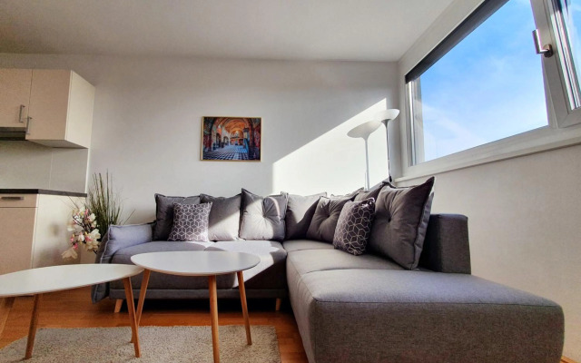 Near Lake Stylish & Fully Furnished Apartment