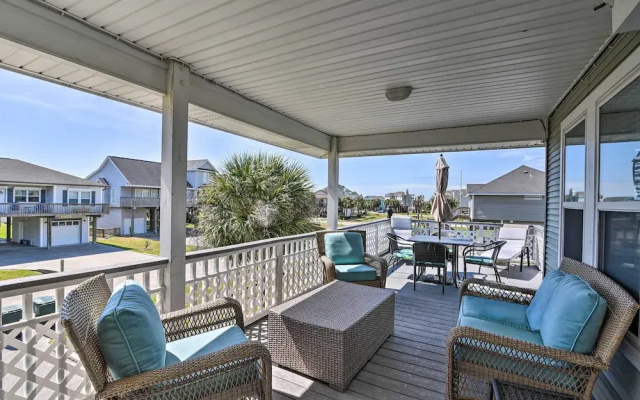 Walk to Galveston Beach: Coastal Escape w/ Yard