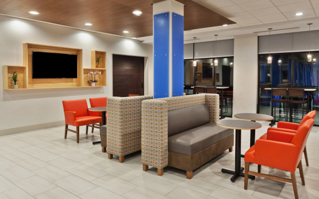 Holiday Inn Express & Suites Fayetteville by IHG