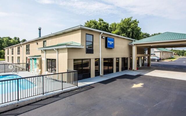 Super 8 Claremont
