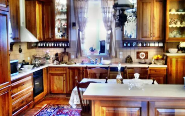 Retro - 19th Century Guest House