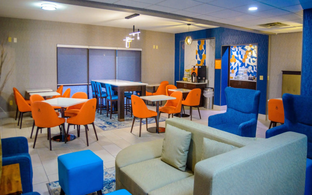 La Quinta Inn & Suites by Wyndham Fayetteville I-95