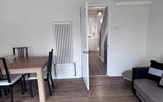 Spacious 2-bed Apartment in Hornchurch