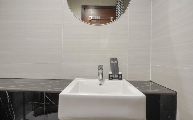 Comfort And Warm Studio Room At West Vista Apartment