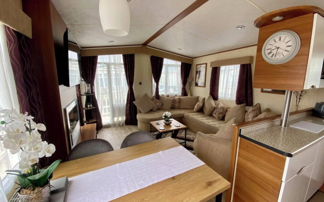 Captivating 3-bed Caravan at Golden Palm Skegness