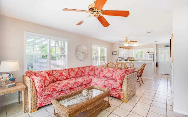 Linger Longer by Avantstay Key West Walkable Gated Community, Shared Pool Week Long Stays Only