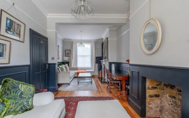 Stylish 2 Bedroom Home in Islington With Garden