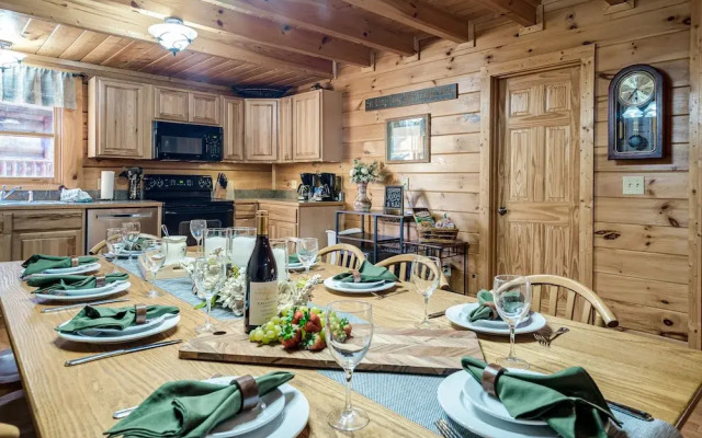 Bear Vista Retreat w HotTub Pool View