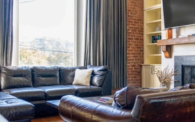 Modern Knoxville Gem: Near Campus & Eateries!