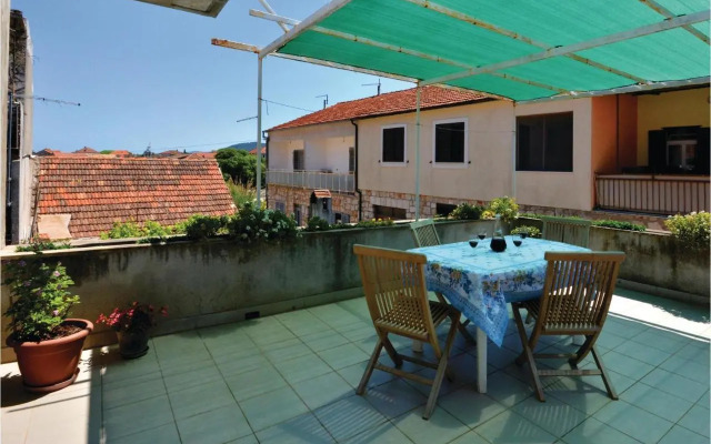 Three-Bedroom Apartment with a Fireplace in Stari Grad