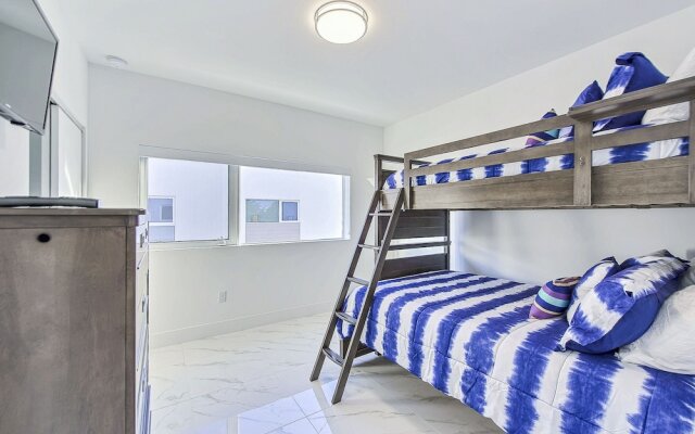 Tri-level Pompano Beach Townhouse by RedAwning