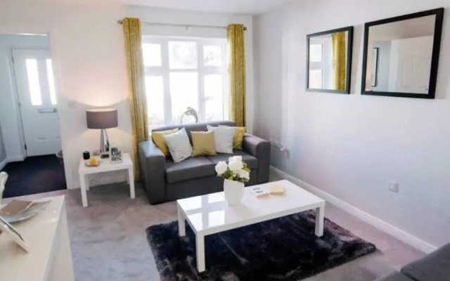Beautiful 2-bedroom House Close to the Airport