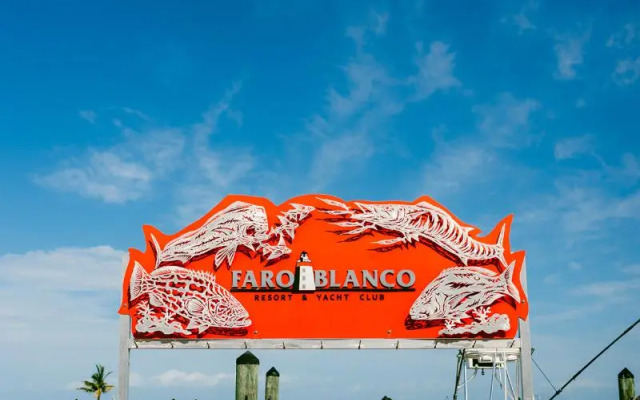 Faro Blanco Resort & Yacht Club Marathon, Curio by Hilton