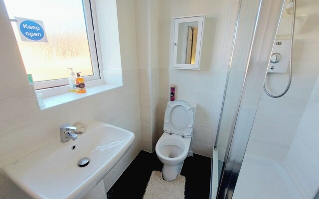 Room in Guest Room - Ensuite Double Room, Full Kitchen, in 3-bed Home