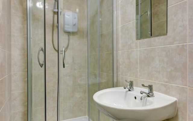 Commodore Hotel & Suites