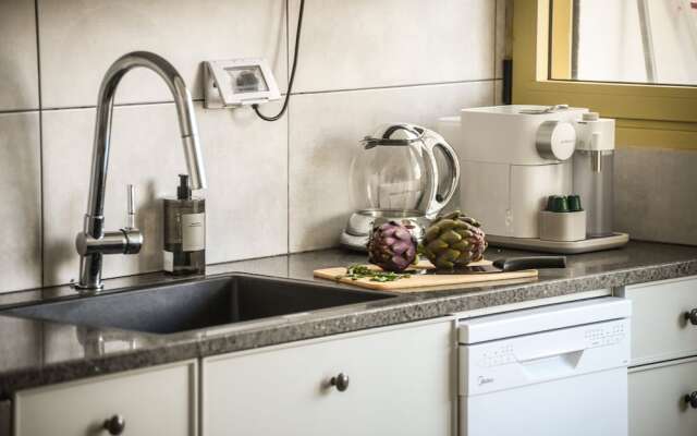 Beachside Charm on Ben Yehuda 2BR Apt