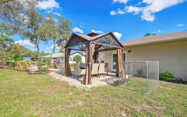 Bikes, Yard & Fire Pit at Upscale Lecanto Home!