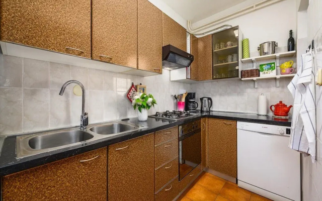Spacious Apartment With Garden
