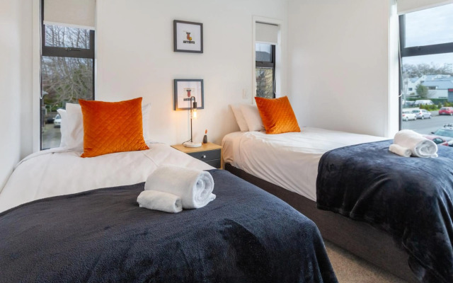 Art Deco 2 bed by Latimer Square