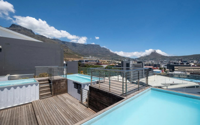 Modern Two Bedroom Unit, Mountain & Harbour Views