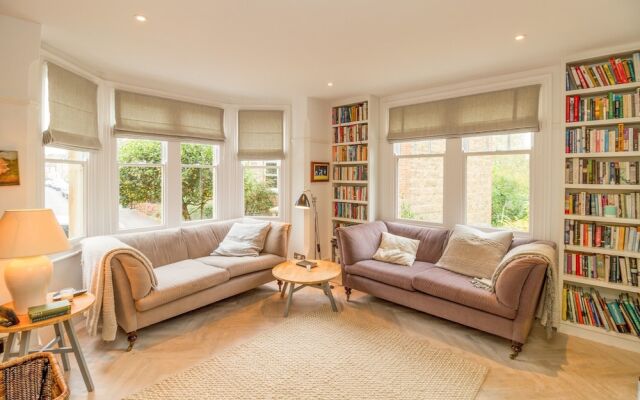 4 Bedroom Canalside Family Home in Oxford