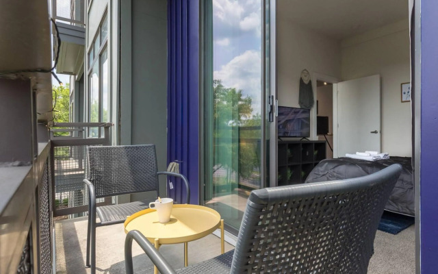 Apartment with Private Balcony, Wifi, Parking