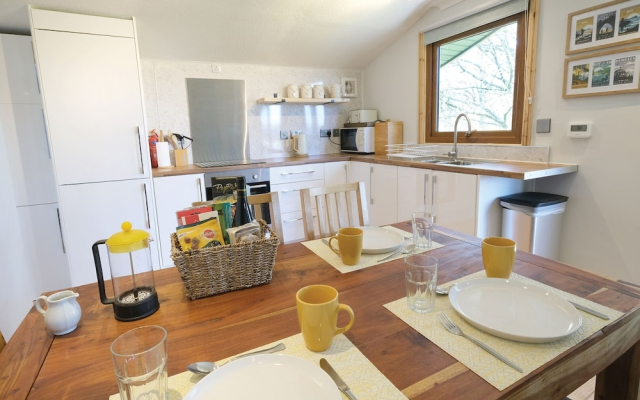 Merlins Cabin - 2 Bed - Blaen Cedi Farm