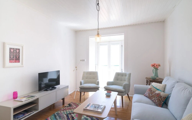 Spacious Alfama Apartment + Free Pickup, By TimeCooler