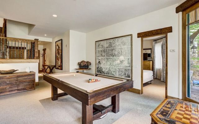 Refined 5 BR Private Home with Private Hot Tub by RedAwning