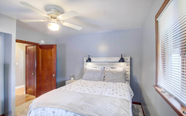Cozy Wisconsin Abode: Walk to Lake Michigan!