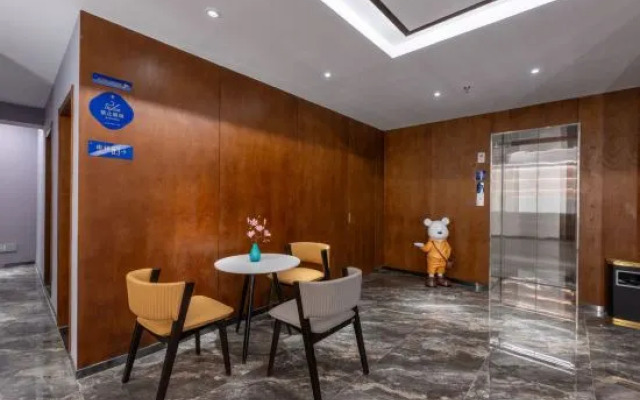 Super 8 Select Hotel (Beijing Tiancun Subway Station Branch)