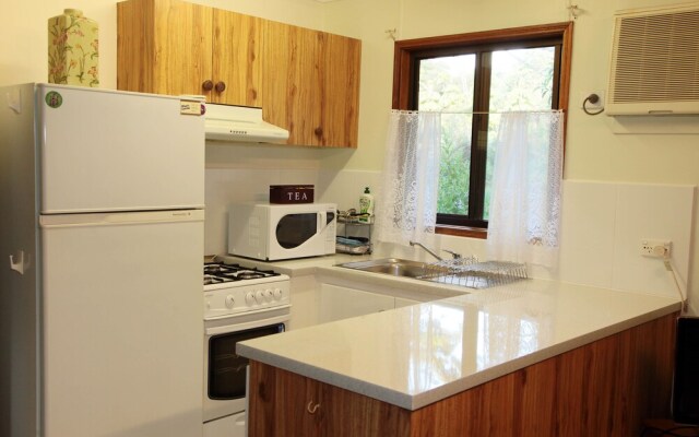 Lake Eacham Tourist Park & Self Contained Cabins